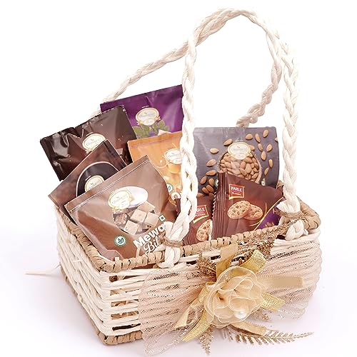 Ghasitaram Gifts Jaiccha - Jute small basket with flower with Bites and Cookies von Jaiccha