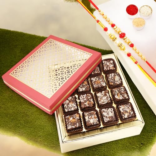 Ghasitaram Gifts Jaiccha Rakhi Gifts for Brothers - Carving Box with 16 pcs sugarfree bites and 2 Rakhis von Jaiccha