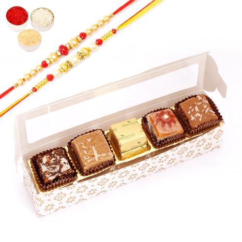 Ghasitaram Gifts Jaiccha Rakhi Gifts for Brothers - White printed 5 bites box with assorted bites with 2 Rakhis Ghasitaram Gifts Jaiccha Rakhi Gifts for Brothers - White printed 5 bites box with assorted bites with 2 Rakhis von Jaiccha