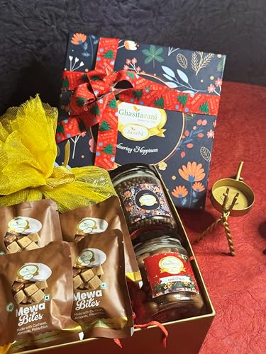 Jaiccha Ghasitaram Christmas Gift Hamper Box with Plum Cake with plum cake and 2 jars and bites von Jaiccha