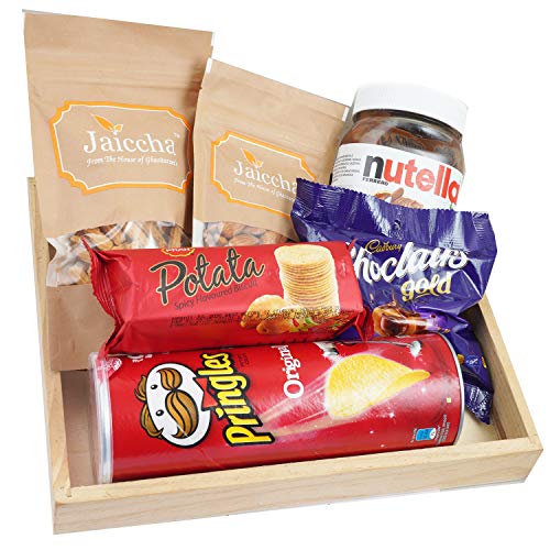 Jaiccha Ghasitaram Diwali Gifts Light Wood Tray of Almonds,Nutellla, Butter Chakli, Eclairs, Potata and Pringles von Jaiccha