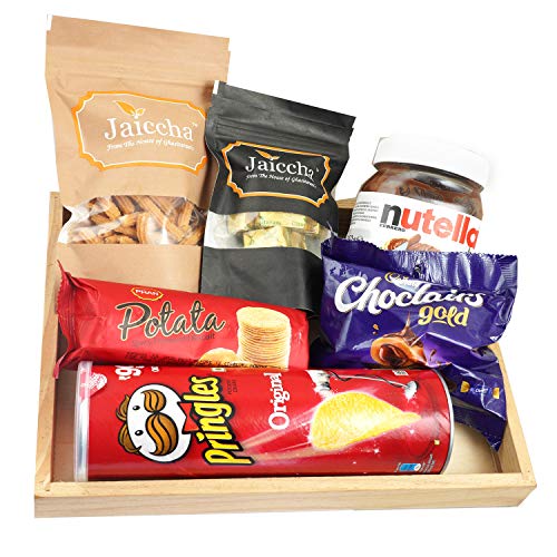 Jaiccha Ghasitaram Diwali Gifts Light Wood Tray of MEWA Bites,Nutellla, Butter Chakli, Eclairs, Potata and Pringles von Jaiccha