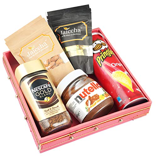 Jaiccha Ghasitaram Diwali Gifts Pink Square Tray of Almonds, MEWA Bites, Coffee, Nutella, Pringles von Jaiccha