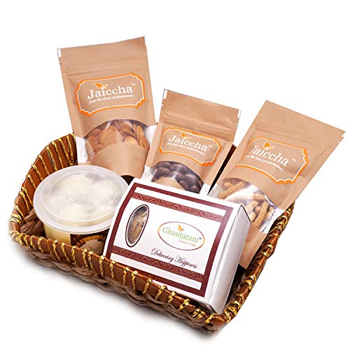 Jaiccha Ghasitaram Holi Sweets, Holi Gifts, Holi Hamper Brown Basket of Traditiona and Chocolate Gujiya, Coin Biscuits, Butter Chakli and Cake von Jaiccha