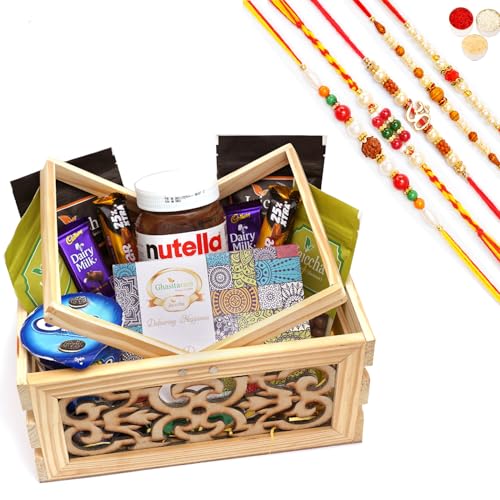 Jaiccha Ghasitaram Rakhi Geschenke für Brüder Holzkorb mit Lasergriff, 11 Stück Goodies mit verschiedenen Bissen mit 5 Rakhis Jaiccha Ghasitaram Rakhi Geschenke für Brüder Holzkorb mit Lasergriff, 11 Stück Goodies mit verschiedenen Bissen mit 5 Rakhis von Jaiccha
