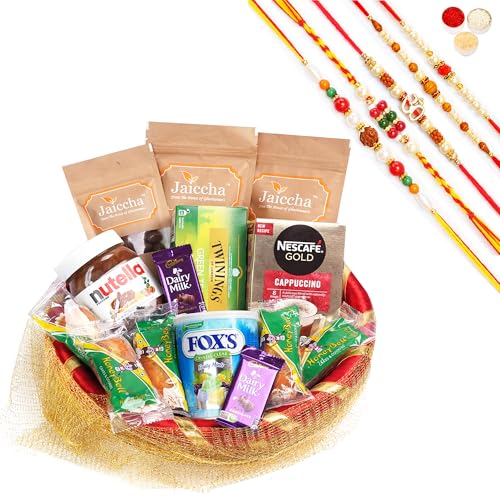 Jaiccha Ghasitaram Rakhi Gifts for Brothers - Golden Net Basket Hamper of 20 Goodies with 5 Rakhis von Jaiccha