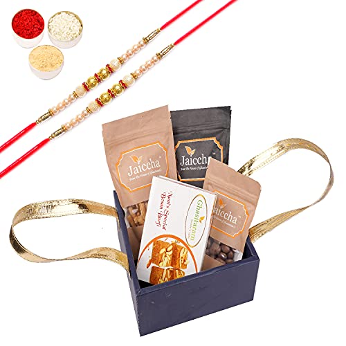 Jaiccha Ghasitaram Rakhi Gifts for Brothers Handle Basket of Besan Barfi, Butter Chakli Sticks, Wheat Puffs and Chocolate Coated Almonds with 2 Pearl Rakhis von Jaiccha