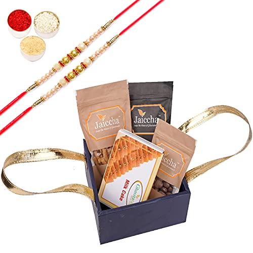 Jaiccha Ghasitaram Rakhi Gifts for Brothers Handle Basket of Milk Cake, Butter Chakli Sticks, Wheat Puffs and Chocolate Coated Almonds with 2 Pearl Rakhis von Jaiccha