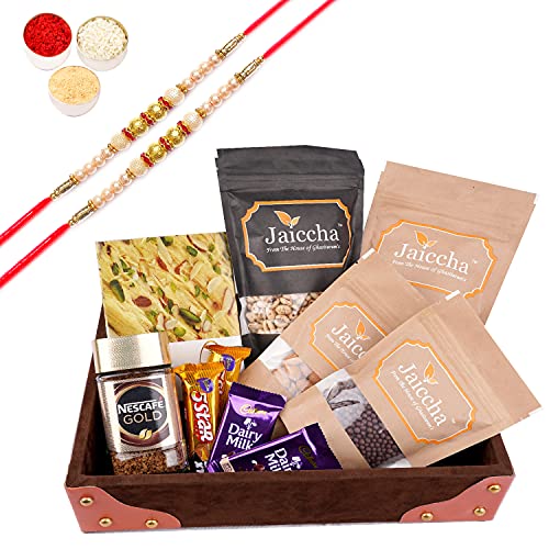 Jaiccha Ghasitaram Rakhi Gifts for Brothers Korno Tray of 10 Goodies with Soan Papdi and with 2 Pearl Rakhis von Jaiccha