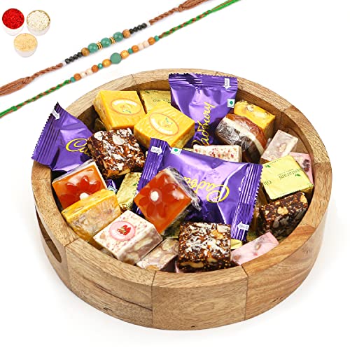 Jaiccha Ghasitaram Rakhi Gifts for Brothers Round Printed Tray of Assorted Bites and Cookies with 2 Green Beads Rakhis von Jaiccha