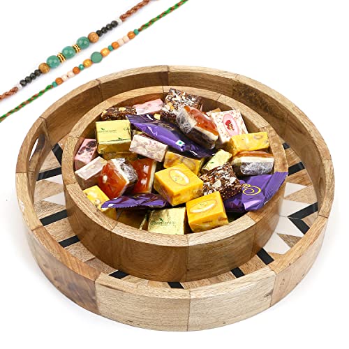 Jaiccha Ghasitaram Rakhi Gifts for Brothers Set of 2 Round Printed Trays of Assorted Bites and Cookies with 2 Green Beads Rakhis von Jaiccha