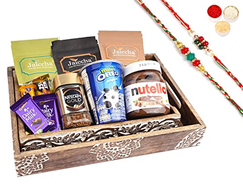 Jaiccha Ghasitaram Rakhi Gifts for Brothers Set of 2 Wooden Serving Trays of 10 Goodies with 2 Rakhis Jaiccha Ghasitaram Rakhi Gifts for Brothers Set of 2 Wooden Serving Trays of 10 Goodies with 2 Rakhis von Jaiccha