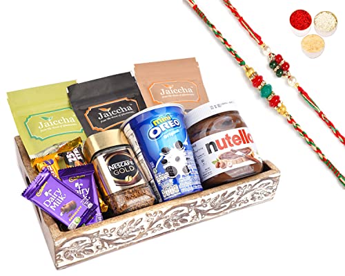 Jaiccha Ghasitaram Rakhi Gifts for Brothers Wooden Serving Tray of 10 Goodies with 2 Rakhis Jaiccha Ghasitaram Rakhi Gifts for Brothers Wooden Serving Tray of 10 Goodies with 2 Rakhis von Jaiccha