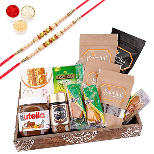 Jaiccha Ghasitaram Rakhi Gifts for Brothers Wooden Tray Hamper with Besan Barfi with 2 Pearl Rakhis von Jaiccha