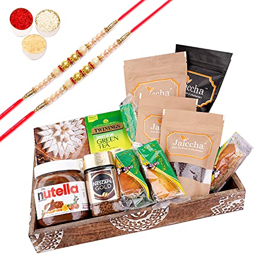 Jaiccha Ghasitaram Rakhi Gifts for Brothers Wooden Tray Hamper with Kaju Katli with 2 Pearl Rakhis Jaiccha Ghasitaram Rakhi Gifts for Brothers Wooden Tray Hamper with Kaju Katli with 2 Pearl Rakhis von Jaiccha