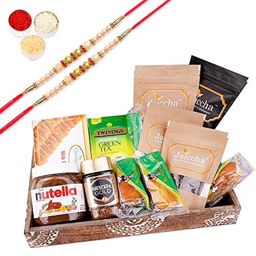 Jaiccha Ghasitaram Rakhi Gifts for Brothers Wooden Tray Hamper with Milk Cake with 2 Pearl Rakhis von Jaiccha