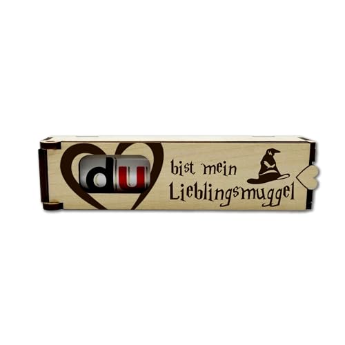 KS Laserdesign Schokoriegel Geschenkbox Holz - Lieblingsmuggel Geschenke für Frauen & Männer zum Geburtstag, Weihnachten, Geburtstagsgeschenke Fantasy Fans, OHNE DUPLO KS Laserdesign Schokoriegel Geschenkbox Holz - Lieblingsmuggel Geschenke für Frauen & Männer zum Geburtstag, Weihnachten, Geburtstagsgeschenke Fantasy Fans, OHNE DUPLO von KS Laserdesign