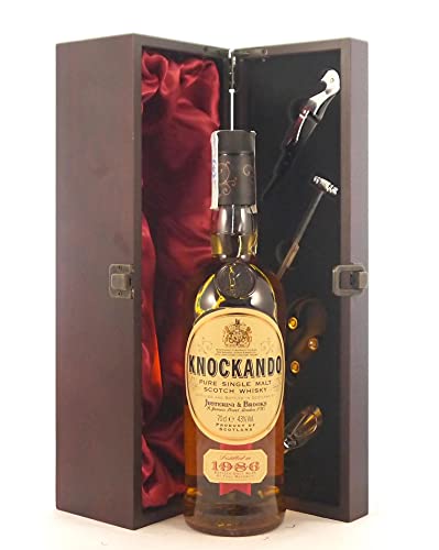 Knockando 12 year old Single Malt Scotch Whisky 1986 in einer mit Seide ausgestatetten Geschenkbox, da zu 4 Weinaccessoires, 1 x 750ml von Knockando 12 Single