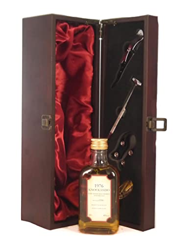 Knockando 14 year old Malt Whisky 1976 (Decanted Selection) 20cls in einer mit Seide ausgestatetten Geschenkbox, da zu 4 Weinaccessoires, 1 x 200ml von Knockando 14 Malt