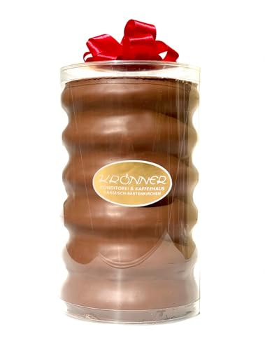 Krönner Baumkuchen Vollmilchkuvertüre 1250 g – Leckerer Baumkuchen Vollmilch aus besten Zutaten – hochwertige Handwerkskunst – Baumkuchen kaufen – Hochqualitativer Vollmilch Fertigkuchen Krönner Baumkuchen Vollmilchkuvertüre 1250 g – Leckerer Baumkuchen Vollmilch aus besten Zutaten – hochwertige Handwerkskunst – Baumkuchen kaufen – Hochqualitativer Vollmilch Fertigkuchen von KRÖNNER KAFFEEHAUS . KONDITOREI . CHOCOLATIER GARMISCH-PARTENKIRCHEN