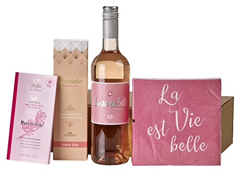 Wein-Geschenkset"La vie est belle" | 1 Flasche La vie est belle rosé, Zartbitterschokolade, Pralinen und Servietten von freund