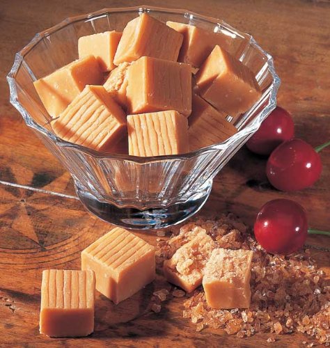 Old English Fudge "Vanille". Das echte old english Weich-Karamell. Verführerisch zart mit leichtem Vanille-Geschmack und weit davon entfernt ein Plombenzieher zu sein, eben old english. €9,95/kg von Lambertz