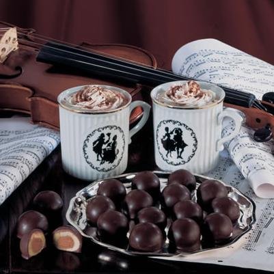 Salzburger-Duo (1 Packung). Genießen Sie unsere köstlichen Mozart Kugeln mit einem Herz aus feinem Nougat, umhüllt von Pistazien-Marzipan und überzogen mit köstlicher Schokolade. €34,88/kg von Lambertz