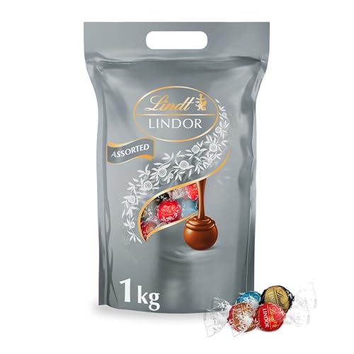 Lindt LINDOR Silber Mischung | 1 kg Beutel| 78 Schokoladen Kugeln |Milch, 70%, Salted Caramel, Double Chocolate mit zartschmelzender Füllung | Großpackung | Pralinen Geschenk | Schokoladengeschenk Lindt LINDOR Silber Mischung | 1 kg Beutel| 78 Schokoladen Kugeln |Milch, 70%, Salted Caramel, Double Chocolate mit zartschmelzender Füllung | Großpackung | Pralinen Geschenk | Schokoladengeschenk von Lindt
