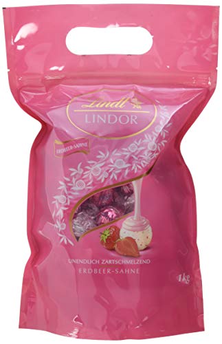 Lindt Lindor Beutel Erdbeer-Sahne 1 kg, gefüllt mit Lindor Kugeln aus weißer Schokolade mit einer zartschmelzenden Erdbeer-Füllung von Lindt