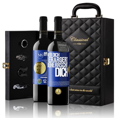 «Wer dich verärgert beherrscht dich» Flaschenpost. Geschenk-Luxus-Aktentasche 2x Premium Rotwein Reserve 12 Monate und Set mit 4 Accessoires. Etikett Blau ANPASSBAR «Wer dich verärgert beherrscht dich» Flaschenpost. Geschenk-Luxus-Aktentasche 2x Premium Rotwein Reserve 12 Monate und Set mit 4 Accessoires. Etikett Blau ANPASSBAR von Mensaje en una Botella