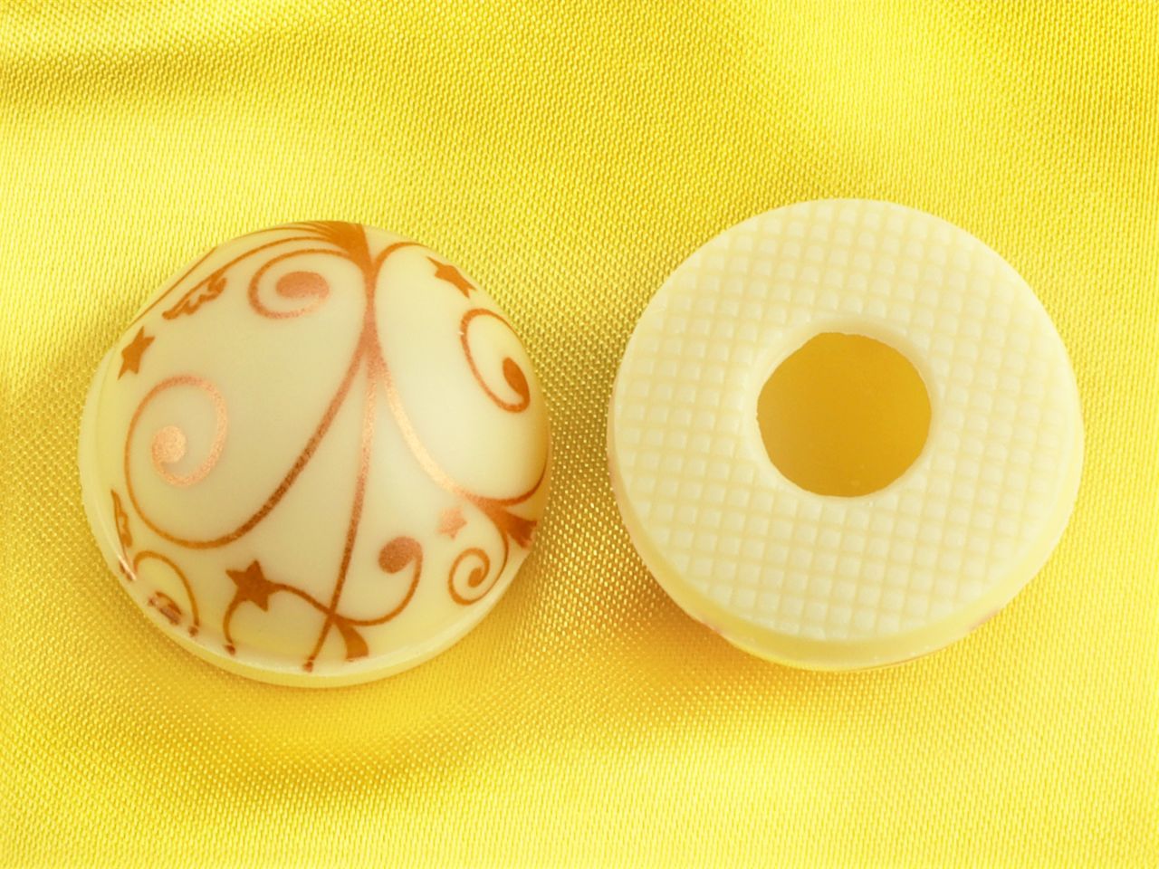 1 Folie Halbkugeln mit Ornamenten Weiß 1 Folie Halbkugeln mit Ornamenten Weiß von Cake-Masters Basics