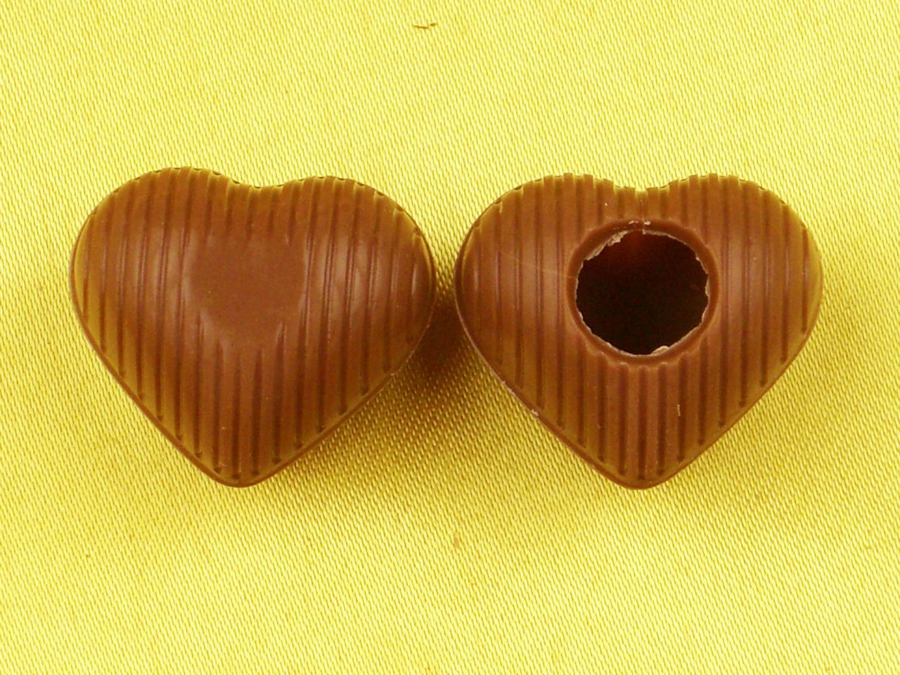 1 Folie Herz-Hohlkörper Mini Vollmilch 1 Folie Herz-Hohlkörper Mini Vollmilch von Cake-Masters Basics