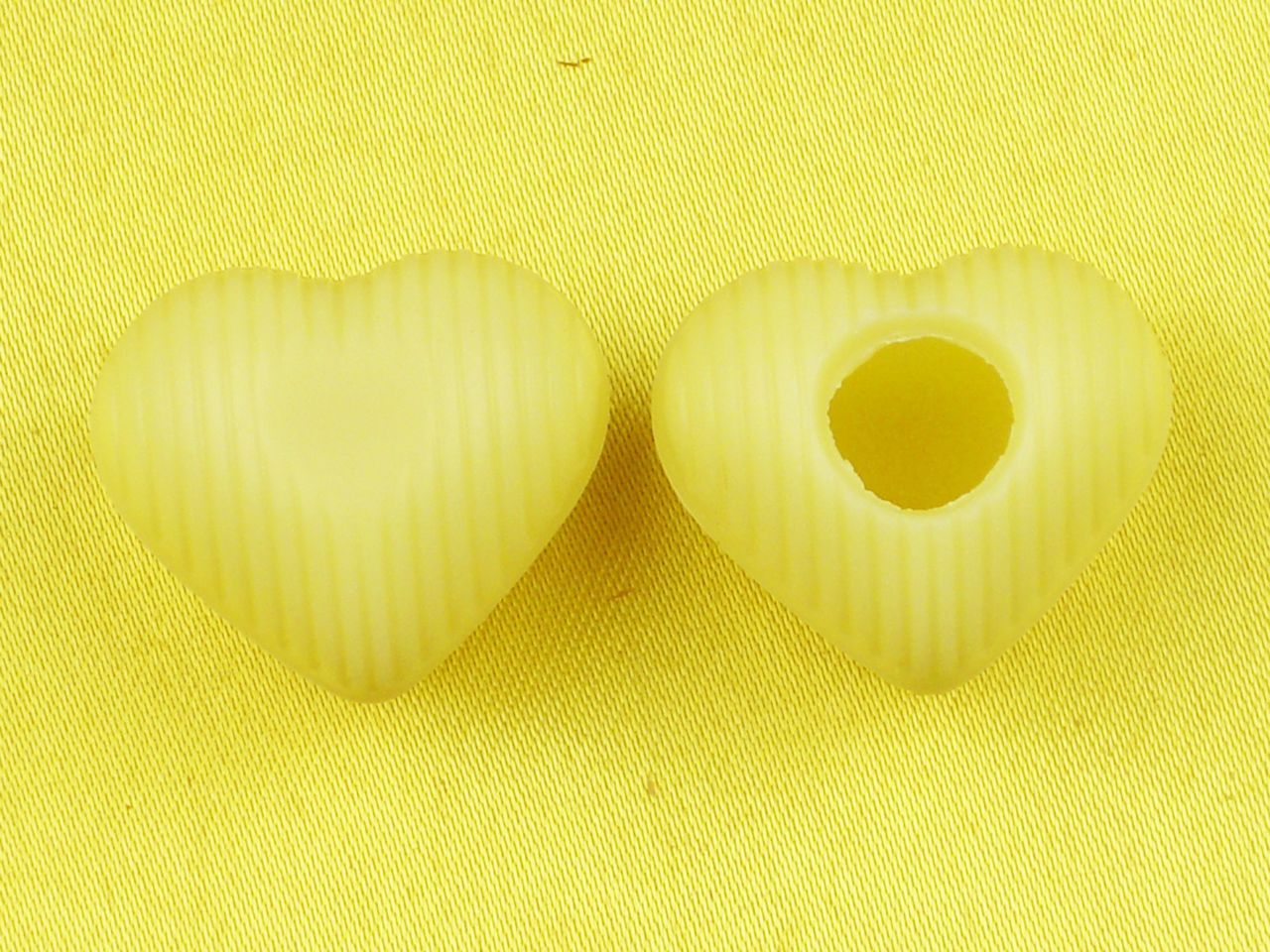 1 Folie Herz-Hohlkörper Mini Weiß 1 Folie Herz-Hohlkörper Mini Weiß von Cake-Masters Basics