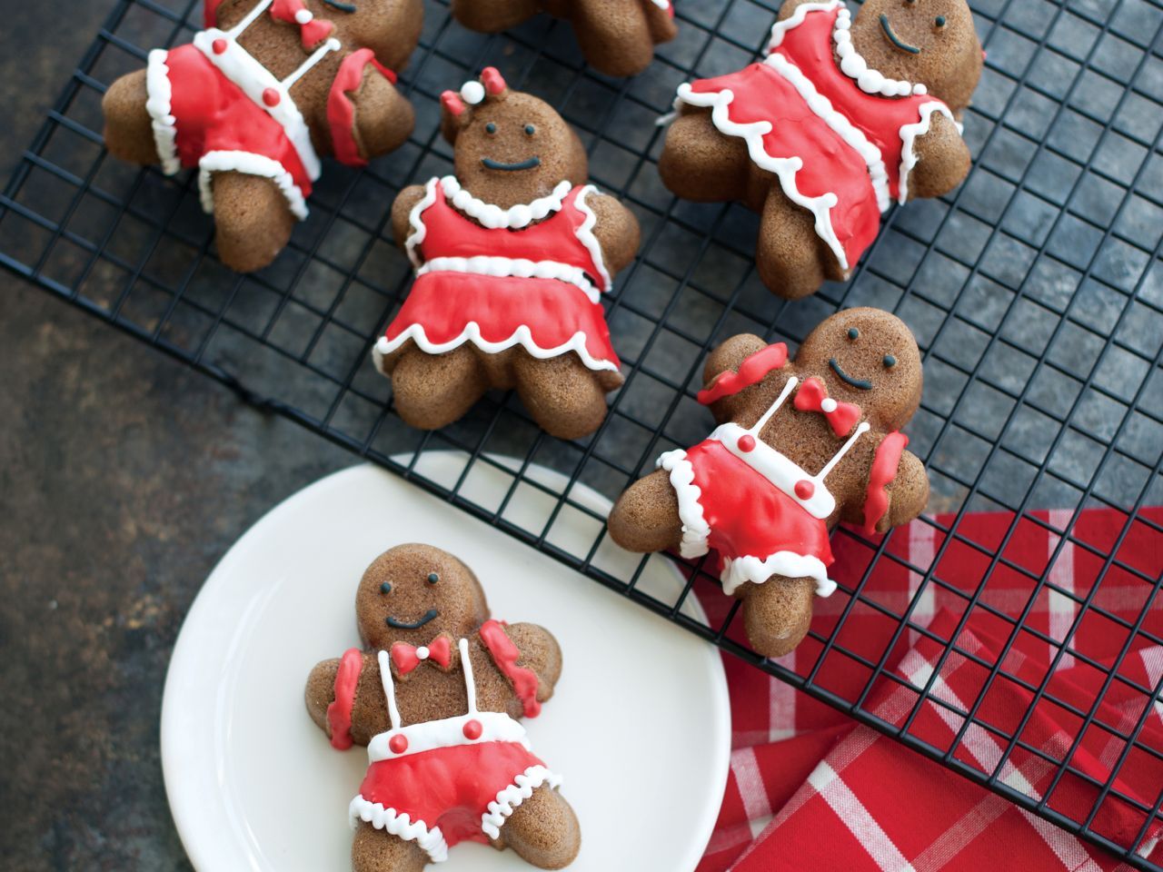 Nordic Ware Gingerbread Kids Cakelet Pan Nordic Ware Gingerbread Kids Cakelet Pan von Nordic Ware