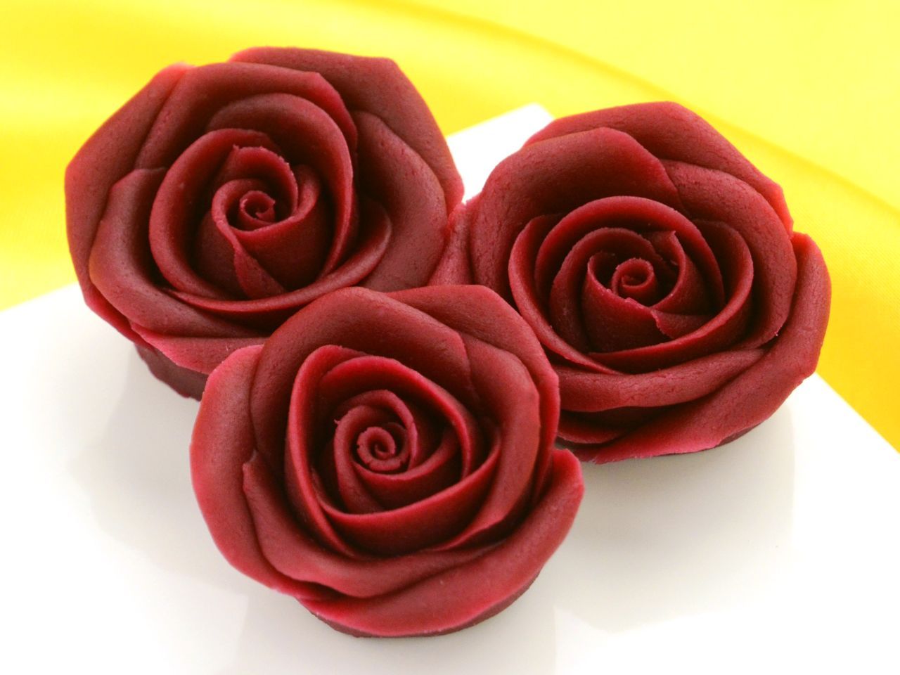 Marzipan-Rosen groß bordeaux 16 Stück von Cake-Masters Basics