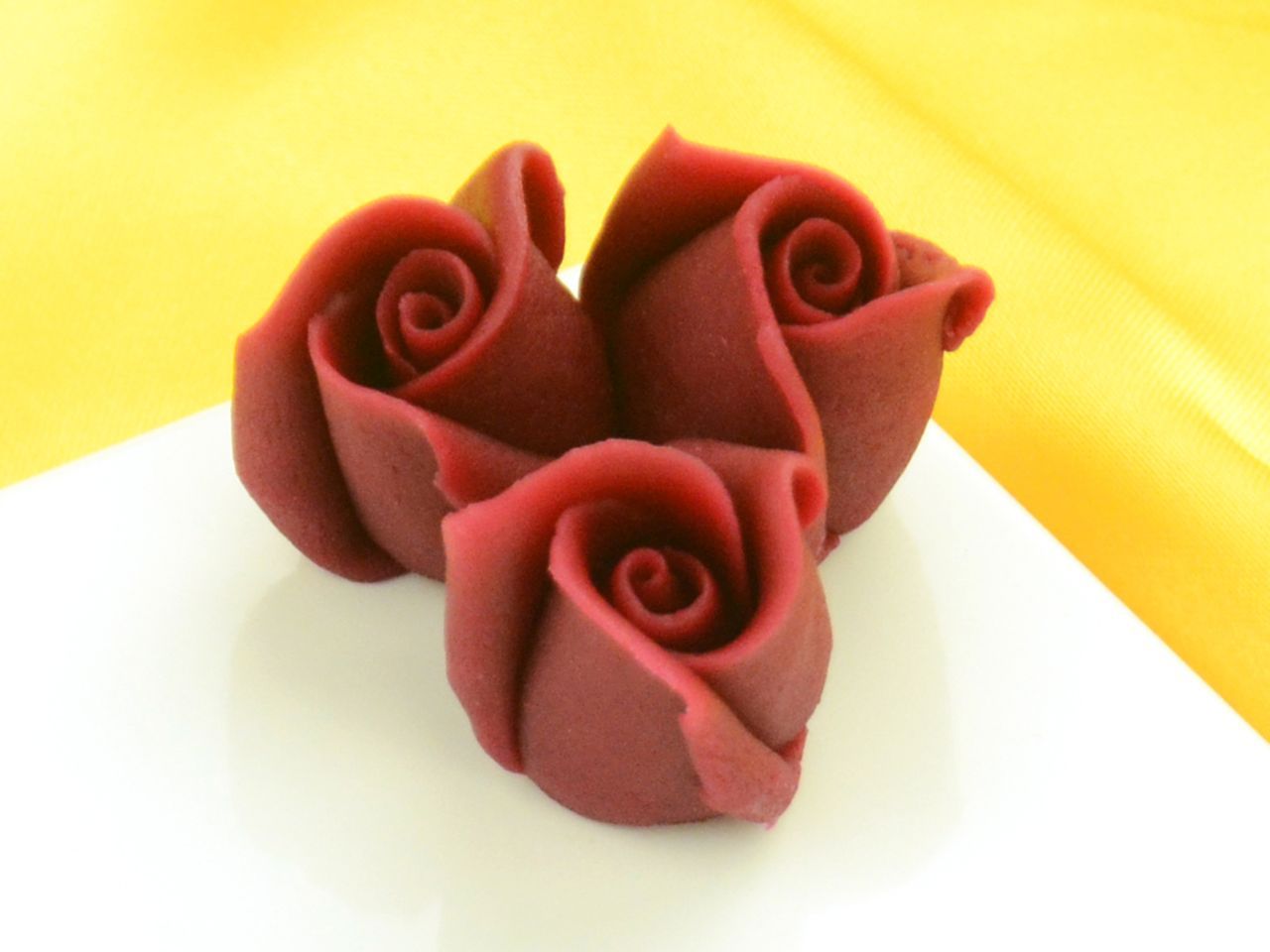 Marzipan-Rosen klein bordeaux 36 Stück von Pati-Versand