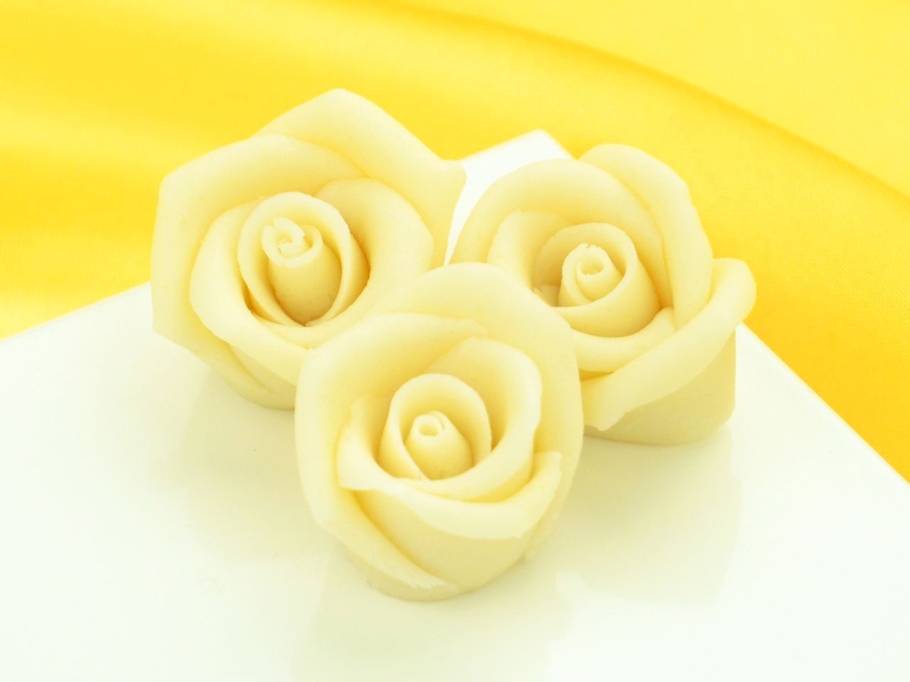 Marzipan-Rosen mittel weiß 36 Stück von Pati-Versand