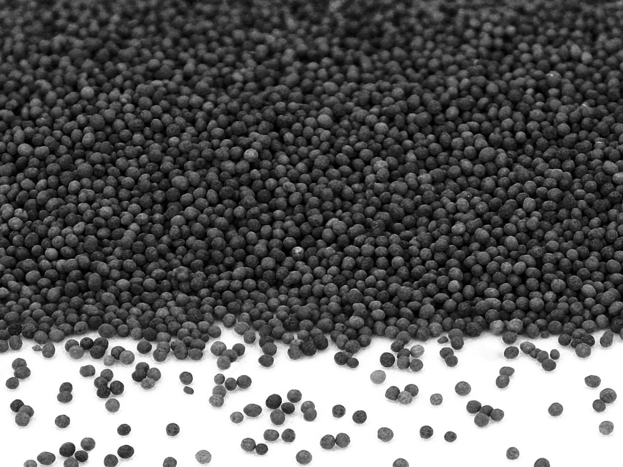 Mini-Perlen schwarz 1,0kg von Pati-Versand