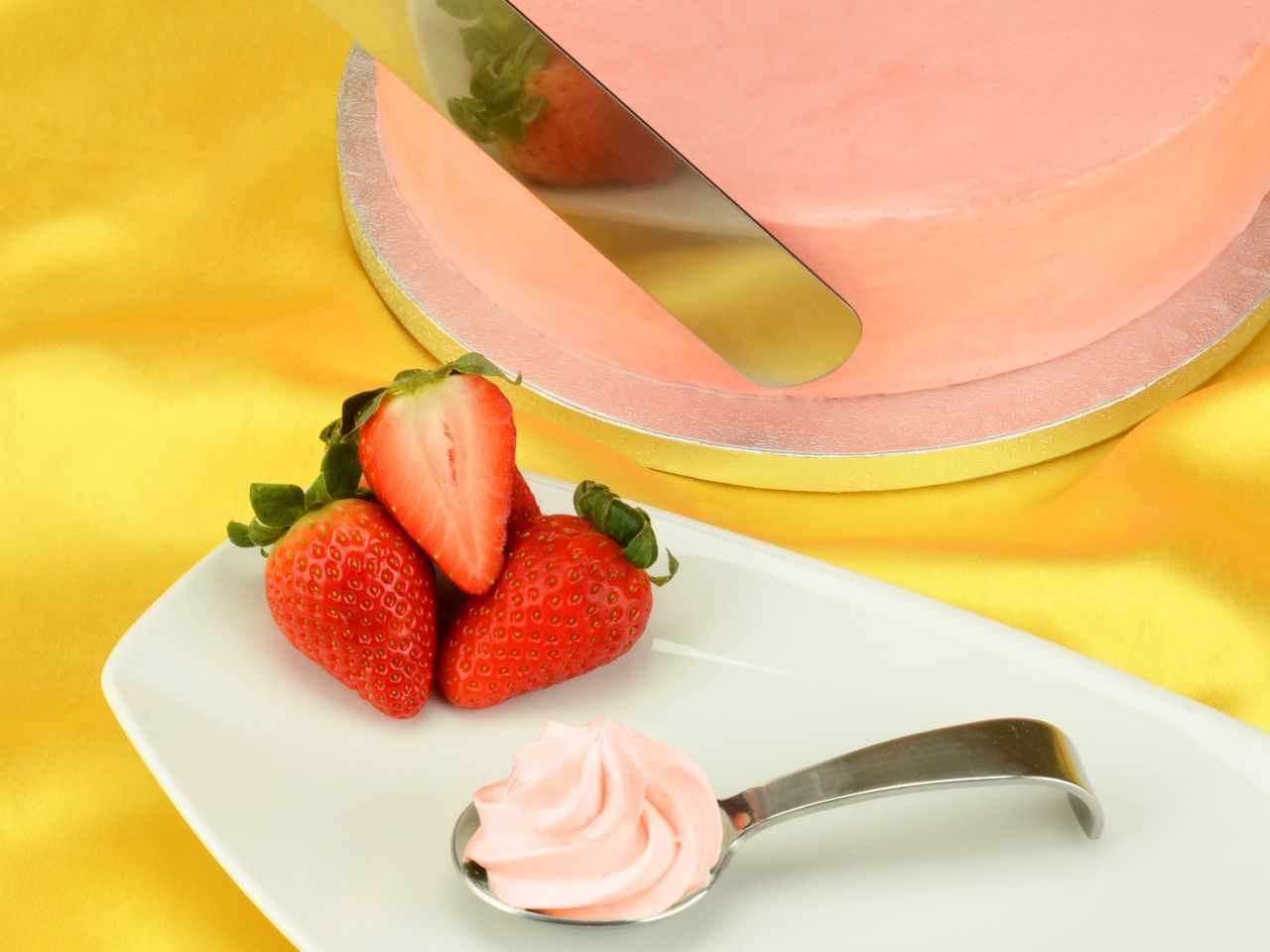 Torten- und Dekorcreme Erdbeer 500g von Cake-Masters Basics