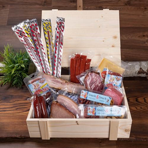 WURSTBARON® Wurst & Käse Geschenk Kiste aus Holz mit Beschlägen, Salami Snacks, Tolle Geschenkidee für jeden Anlass von Pikanten