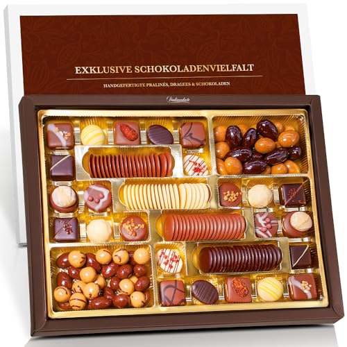 Pralinenbote - Exklusive Schokoladenvielfalt mit 24 handgefertigten Pralinen, 72 feinen Schokoladen und 235 g Schokoladen-Dragees in exklusiver Geschenkbox XXL Pralinenbote - Exklusive Schokoladenvielfalt mit 24 handgefertigten Pralinen, 72 feinen Schokoladen und 235 g Schokoladen-Dragees in exklusiver Geschenkbox XXL von Pralinenclub
