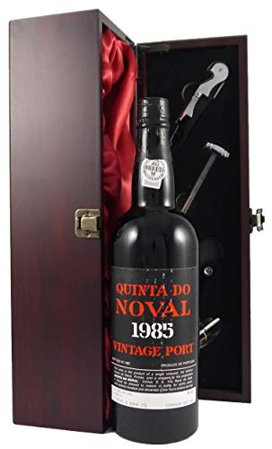 Quinta do Noval Vintage Port 1985 in einer mit Seide ausgestatetten Geschenkbox. Da zu vier Wein Zubehör, Korkenzieher, Giesser, Kapselabschneider,Weinthermometer, 1 x 750ml von Quinta do Noval Vintage