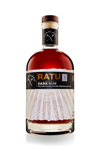 RATU Dark Rum | 700ml Brauner Rum von den Fidschi-Inseln | trocken / rauchig | Karamell & Vanille Aroma | 5 Jahre gereifter dunkler Rum & von Hand geernteten Rohrzucker und reinem Quellwasser | 40 % RATU Dark Rum | 700ml Brauner Rum von den Fidschi-Inseln | trocken / rauchig | Karamell & Vanille Aroma | 5 Jahre gereifter dunkler Rum & von Hand geernteten Rohrzucker und reinem Quellwasser | 40 % von RATU