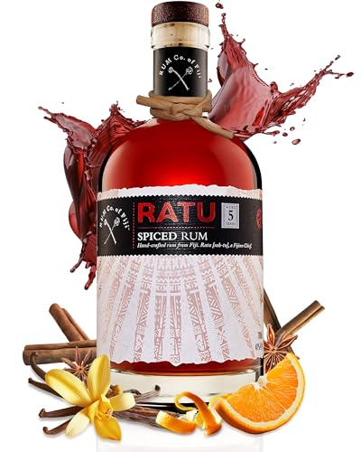 RATU Spiced Rum Spirituose | 700ml Brauner Rum von den Fidschi-Inseln | 5 Jahre gereifter dunkler Rum aus Hand geernteten Rohrzucker und reinem Quellwasser | 40 % Rum mit Orange, Zimt & Vanille RATU Spiced Rum Spirituose | 700ml Brauner Rum von den Fidschi-Inseln | 5 Jahre gereifter dunkler Rum aus Hand geernteten Rohrzucker und reinem Quellwasser | 40 % Rum mit Orange, Zimt & Vanille von RATU