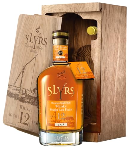 SLYRS Single Malt Whisky 12 Jahre | Tokajer Cask Finish | 0,7 l + 5 cl. Miniatur im Eichenblock von SLYRS