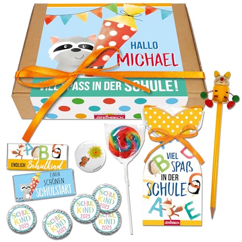 STEINBECK Personalisierte Geschenkbox zur Einschulung 2025 - mit Name - Waschbär - gefüllt mit Minischokolade Fruchtgummi Taler Lutscher Bleistift Pin Schulstart Schokolade Schulkind STEINBECK Personalisierte Geschenkbox zur Einschulung 2025 - mit Name - Waschbär - gefüllt mit Minischokolade Fruchtgummi Taler Lutscher Bleistift Pin Schulstart Schokolade Schulkind von STEINBECK