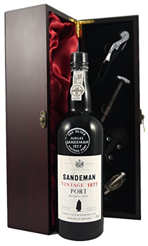 Sandeman 1977 Vintage Port in einer mit Seide ausgestatetten Geschenkbox. Da zu vier Wein Zubehör, Korkenzieher,Giesser,Kapselabschneider,Weinthermometer Sandeman 1977 Vintage Port in einer mit Seide ausgestatetten Geschenkbox. Da zu vier Wein Zubehör, Korkenzieher,Giesser,Kapselabschneider,Weinthermometer von Sandeman