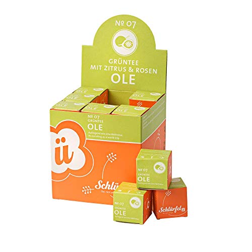 Schlürf Grüntee "Ole" No. 7, Schlürfel Bio-Grüntee mit Zitrus und Rosen, Display mit 27 Pyramiden-Teebeuteln in Würfeln einzeln verpackt, 67,5g (27 x 2,5g) Schlürf Grüntee "Ole" No. 7, Schlürfel Bio-Grüntee mit Zitrus und Rosen, Display mit 27 Pyramiden-Teebeuteln in Würfeln einzeln verpackt, 67,5g (27 x 2,5g) von Schlürf