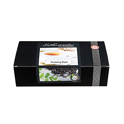 Schrader | Schwarzer Tee | Darjeeling | Blend aus First & Second Flush | Bio | 25 Pyramiden-Aufgussbeutel | 50g Schrader | Schwarzer Tee | Darjeeling | Blend aus First & Second Flush | Bio | 25 Pyramiden-Aufgussbeutel | 50g von Schrader