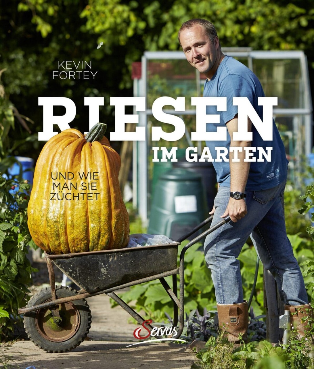 Riesen im Garten von Servus Verlag
